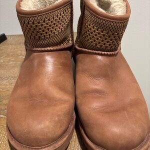 UGG Classic Mini Woven Boots – Chestnut
Size: 11
